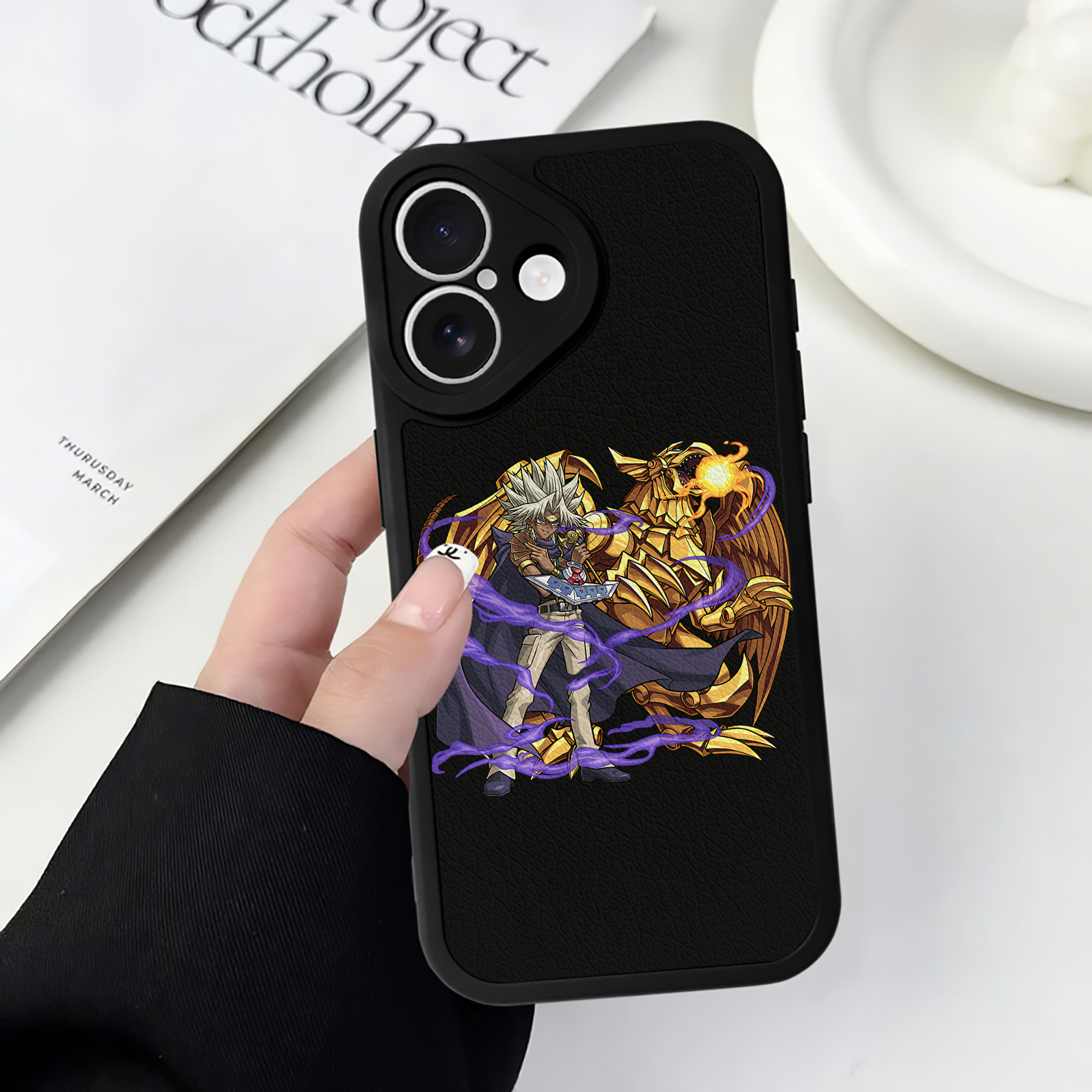 （画像用） 遊☆戯☆王 Yu-Gi-Oh! 【iPhone 16シリーズ対応】シリコンスマホケース（レザー調） 材質：シリコン